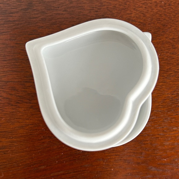 HEREND Porcelain Heart Trinket Box Blue White Floral with Cat Kitten Finial - Picture 11 of 14